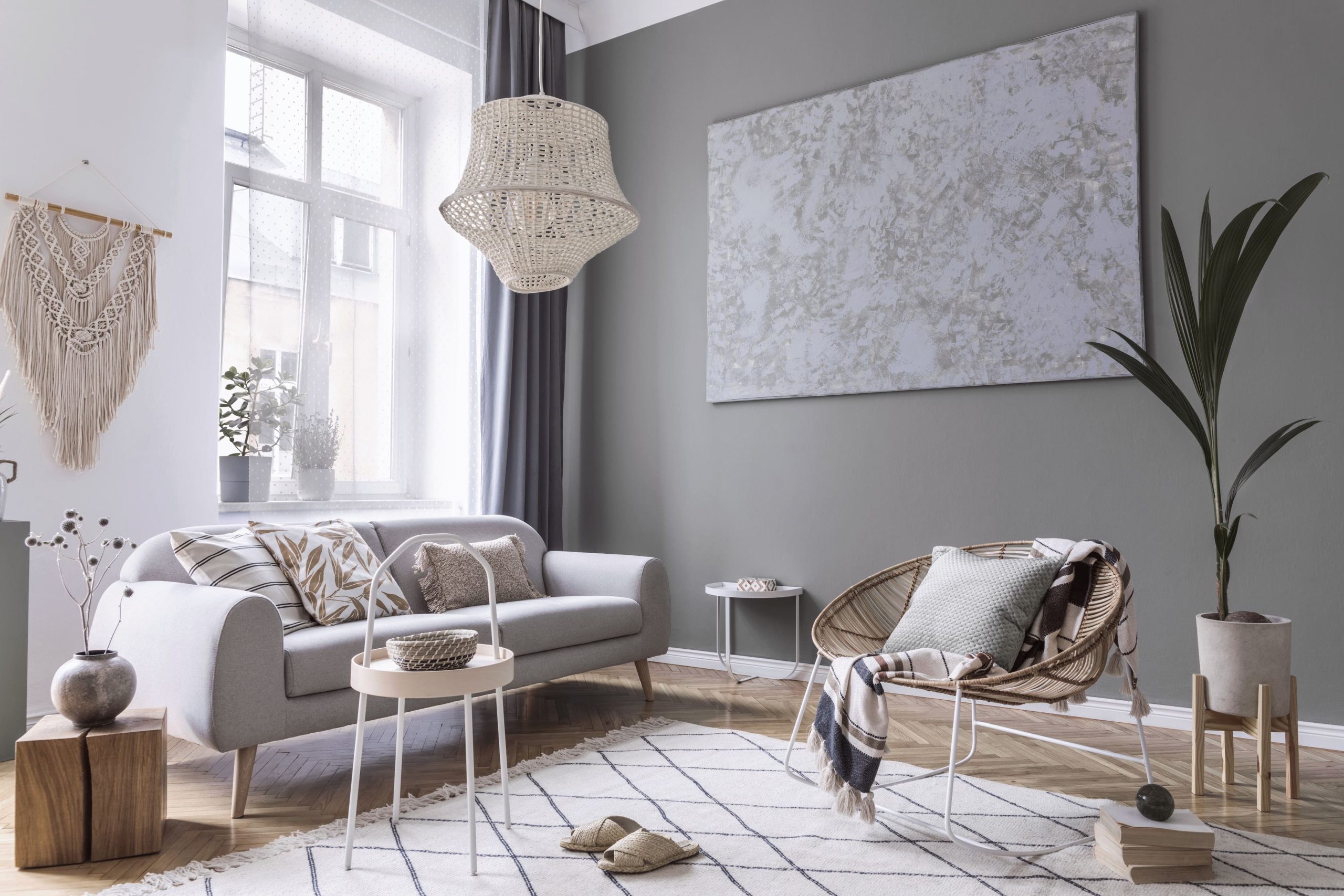 detalle de salón pintado con colores blanco y gris de pintura para paredes interiores