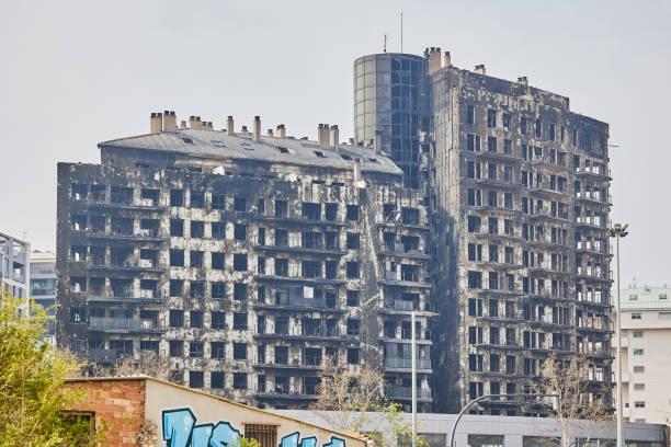 Tabla comparativa de diferentes sistemas de aislamiento térmico exterior (SATE) y su clasificación frente al fuego según normas europeas, destacando los niveles de riesgo en fachadas frente a incendios.